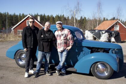 Hot Dolls blue car